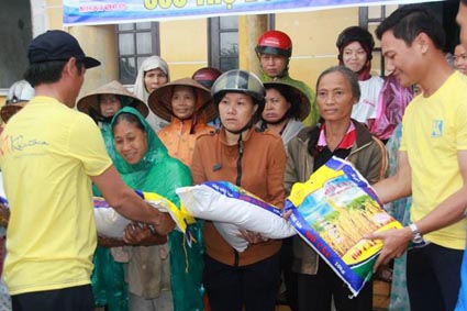 Hỗ trợ 40 tấn gạo cho nhân dân miền Trung bị bão lũ
